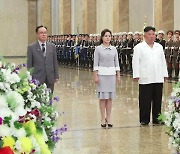 김정은, 김일성 생일에 금수산 참배..'측근 정치' 과시