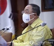 홍남기 "백신접종 4월까지 300만, 상반기 1천200만명 목표"