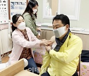 [포토]코로나19 AZ 백신 예방접종 받는 안승남 구리시장