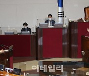 [포토]국회 본회의 대정부 질문에 답하는 박범계 장관
