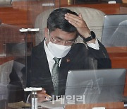 [포토]머리카락 만지는 서욱 국방부 장관