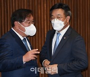 [포토]국회 본회의에서 만난 김태년-윤호중