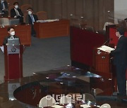 [포토]질의에 답하는 박범계 장관