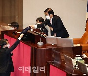 [포토]박병석 국회의장에게 선서문 건내는 김의겸