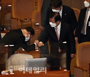 [포토]악수하는 박병석-홍남기