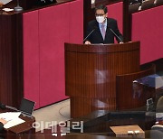 [포토]정치·외교·통일·안보 분야 대정부 질의 받는 홍남기