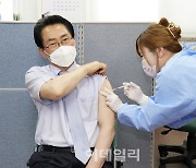 [포토] 백신 접종하는 김영종 종로구청장