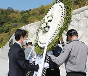 4·19혁명 기념일 맞아 3·15민주묘지참배하는 김경수 도지사