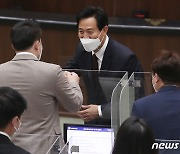 서울시의회 의원들과 인사 나누는 오세훈