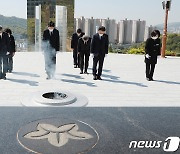 4·19혁명 기념일 맞아 3·15민주묘지참배하는 김경수 도지사