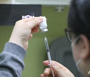 아스트라제네카 백신 접종 준비하는 간호사