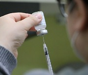 아스트라제네카 백신, 주사기에 분주하는 간호사