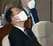 홍남기 총리 대행 '숨 돌리기'