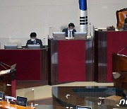 허은아 의원 질의에 답변하는 홍남기 총리 직무 대행
