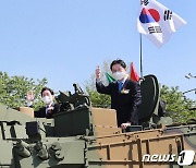 K2 흑표 전차 시승하는 성윤모 장관