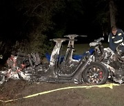 운전자 없는 테슬라 차량 나무와 충돌..2명 사망