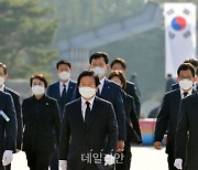 <포토> 4.19 민주묘지 참배하는 박병석 국회의장과 상임위원장단