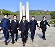 <포토> 박병석 국회의장과 상임위원장단 4.19 민주묘지 참배