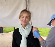 샤론 스톤, 2번째 백신 접종.."모두의 안전을 위해"