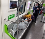 "제 집 안방마냥.." 지하철 좌석에 드러누운 여성들 '눈살'