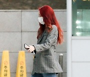 [포토] 우주소녀 연정, '거리 시선 흡수하는 빨강머리'