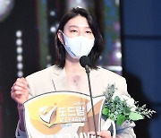 김연경 마지막에 웃다, 이소영 2표 차로 제치고 MVP 수상..남자부는 정지석 (종합)