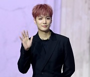 [포토] 뉴이스트 JR, '부드러운 손인사~'