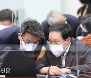 유영민 비서실장과 대화하는 이철희 신임 정무수석 [경향포토]