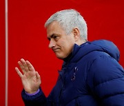 Tottenham Hotspur reportedly fire manager Jose Mourinho
