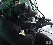 헬기 사격 훈련하는 동해해경청 특공대원