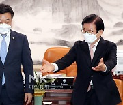 [포토] 신임 원내대표단을 접견하는 박병석 국회의장