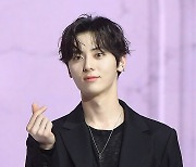 뉴이스트 민현, 왕자님의 하트 받으세요~[포토엔HD]