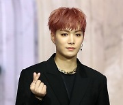 뉴이스트 JR '사랑의 하트'