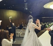 '식빵언니' 김연경, 양효진 결혼식에서 부케 받았다.. "나도 모르게 울컥"