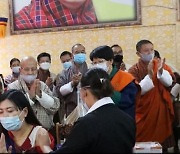 산악 국가 부탄, 야크 공격에도 백신접종 세계6위 비결은