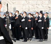 국기에 경례하는 문 대통령