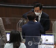 서울시 의원들과 인사하는 오세훈 서울시장