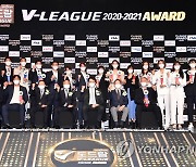 기념 촬영하는 도드람 2020-2021 V-리그 정규리그 수상자들