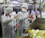 [포토] 김치공장 찾은 이성희 농협회장