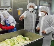 [포토] HACCP 김치공장 방문한 이성희 농협회장