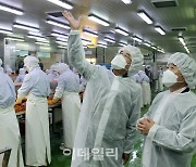 [포토] 깨끗한 우리 김치 홍보나선 이성희 농협회장
