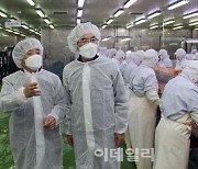 [포토] 농협김치 생산현장 찾은 이성희 회장