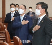 [포토]국기에 대한 경례하는 홍남기 총리 직무대행과 국무위원들