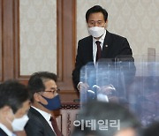 [포토]국무회의 들어서는 오세훈 서울 시장