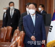 [포토]국무회의 참석하는 홍남기 총리 직무대행