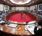 [포토]홍남기 직무대행 주재 첫 국무회의 열려