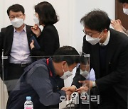 [포토]위원들과 인사 나누는 박준식 최저임금위원장