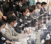 [포토]위원들의 발언 경청하는 박준식 위원장