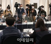 [포토]전원회의에서 경청하는 박준식 위원장