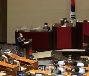[포토]홍남기, '국내 2개사 백신 3상 임상 중..하반기 완료 예상'